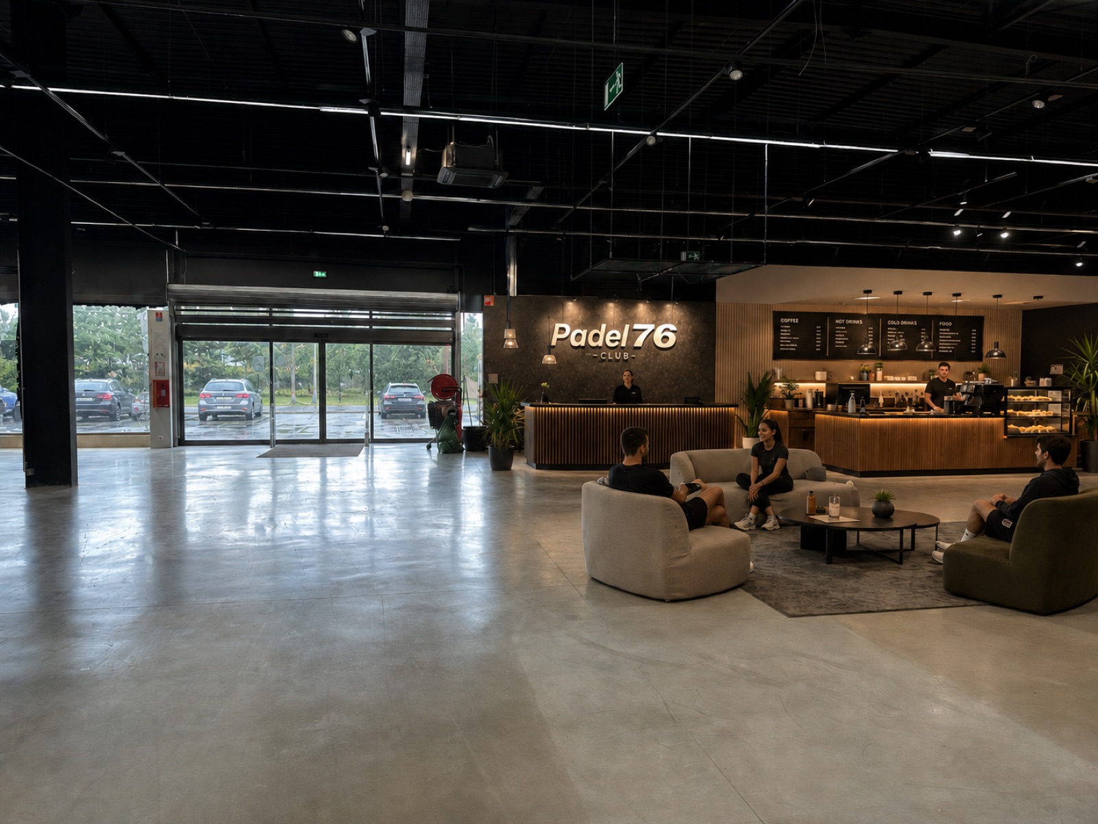 Le lobby Padel76 : accueil, espace café et pizzeria