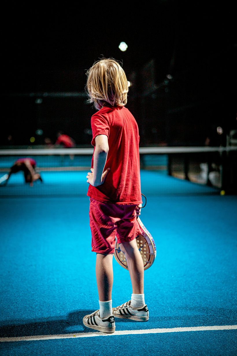 Jeune joueur de padel sur le court